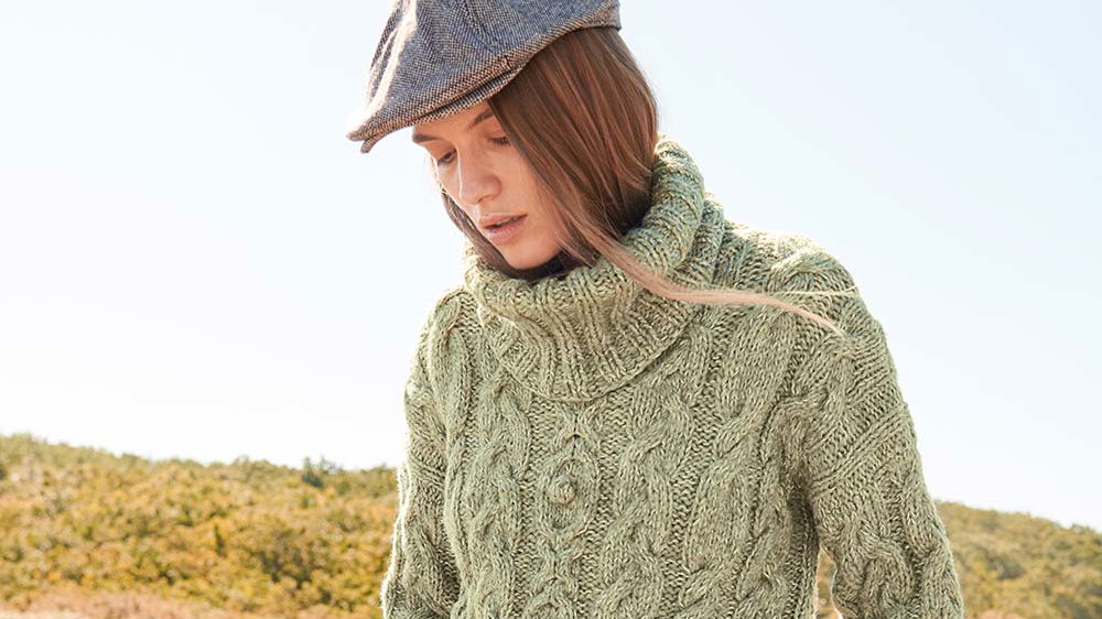 Dieser Zopfpullover zum Selberstricken ist im Frühling unser ständiger Begleiter