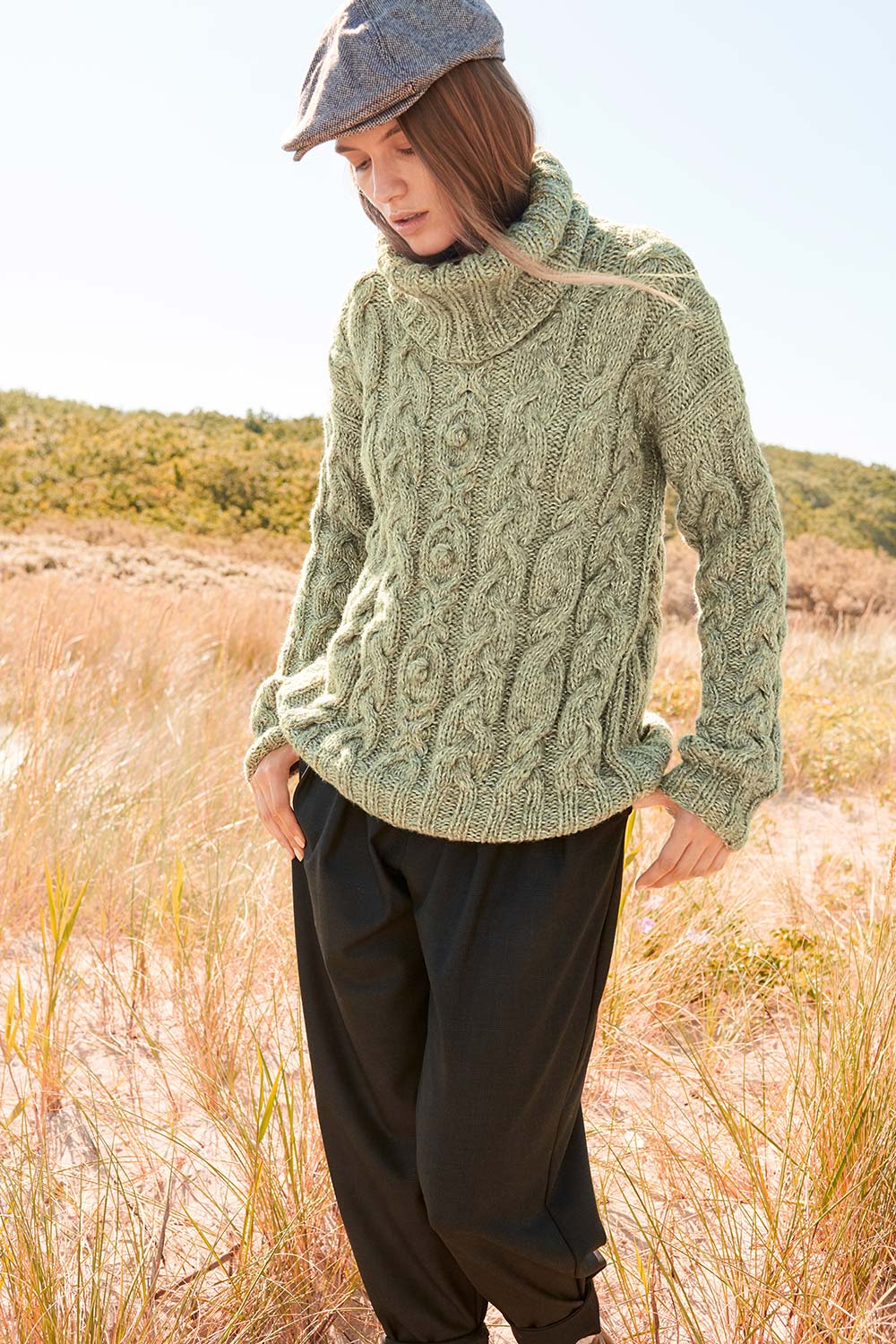 Gestrickter Zopfpullover mit Rollkragen