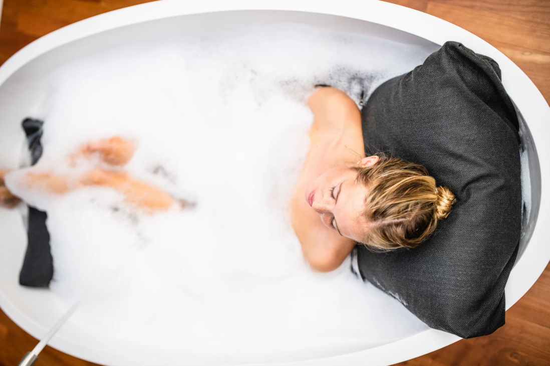 Badekissen von BADESOFA Wer sich und seinem Rücken so richtig was Gutes tun will, der investiert in das Badewannenkissen von BADESOFA. Das wasserfeste Kissen ist in verschiedenen Größen erhältlich und lässt sich im Wasser verwenden. So können Sie sich angenehm weich betten, während Sie die warme Wanne genießen. Rücken und Wirbelsäule werden angenehm unterstützt. Hier erhältlich, Größe L für 199 Euro >>