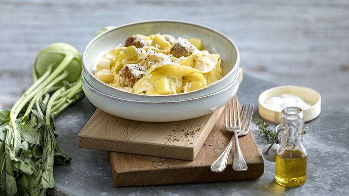 Schnelles Pasta-Rezept: Breite Bandnudeln mit Kohlrabi und Mettbällchen