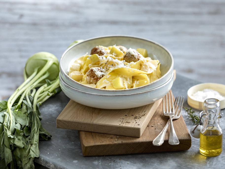 Bandnudeln mit Kohlrabi und Mettbällchen