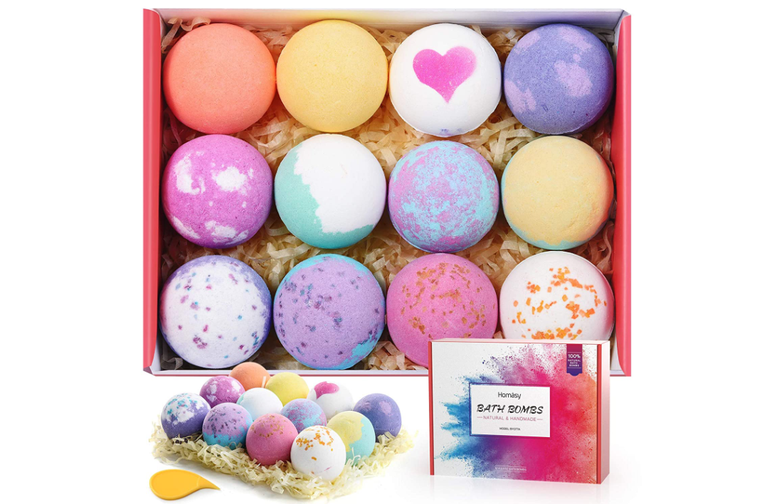 Badebomben von Homasy Ob als Geschenk oder zum Selbstverwenden: Diese handgefertigten Badebomben machen jede Wanne zum Badeerlebnis! Die farbenfrohen Kugeln mischen nicht nur die dunkle Jahreszeit auf, sondern betören uns außerdem mit fruchtig-frischen Düften. Ätherische Öle sorgen für Entspannung und zarte Haut. Hier erhältlich für ca. 29 Euro >>