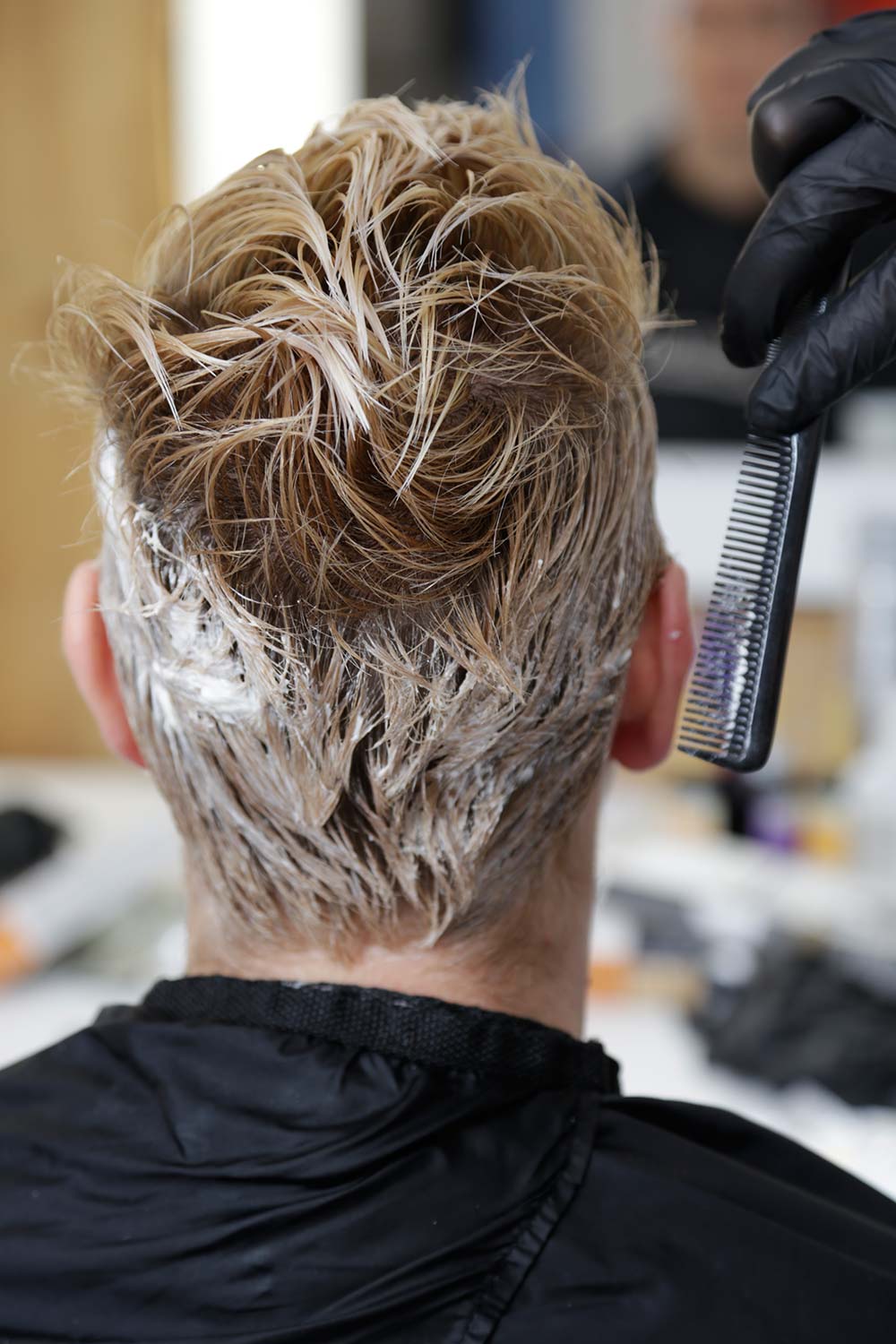 Biancas Haare werden für das Vorher-Nachher-Umstyling gefärbt