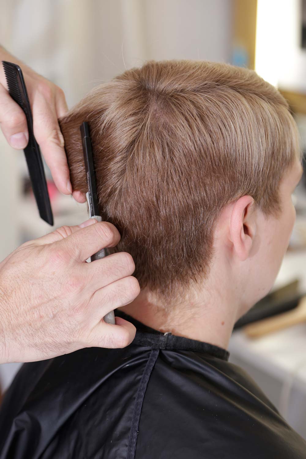 Biancas Haare werden für das Vorher-Nachher-Umstyling geschnitten