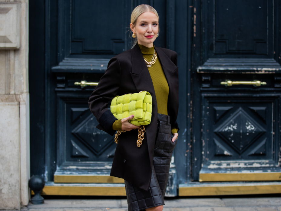 Welche Frisur zu welchem Ausschnitt? 9 Styling-Tipps für jedes Oberteil