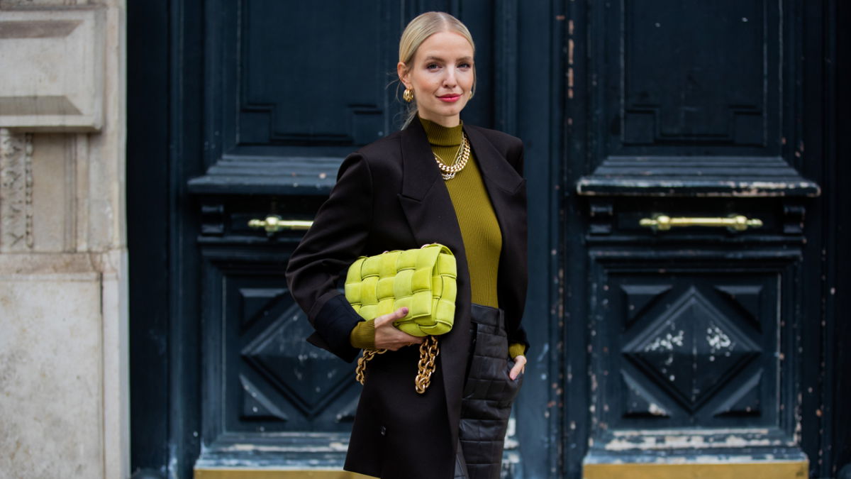 Welche Frisur zu welchem Ausschnitt? 9 Styling-Tipps für jedes Oberteil