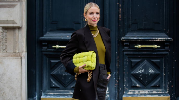Welche Frisur zu welchem Ausschnitt? 9 Styling-Tipps für jedes Oberteil