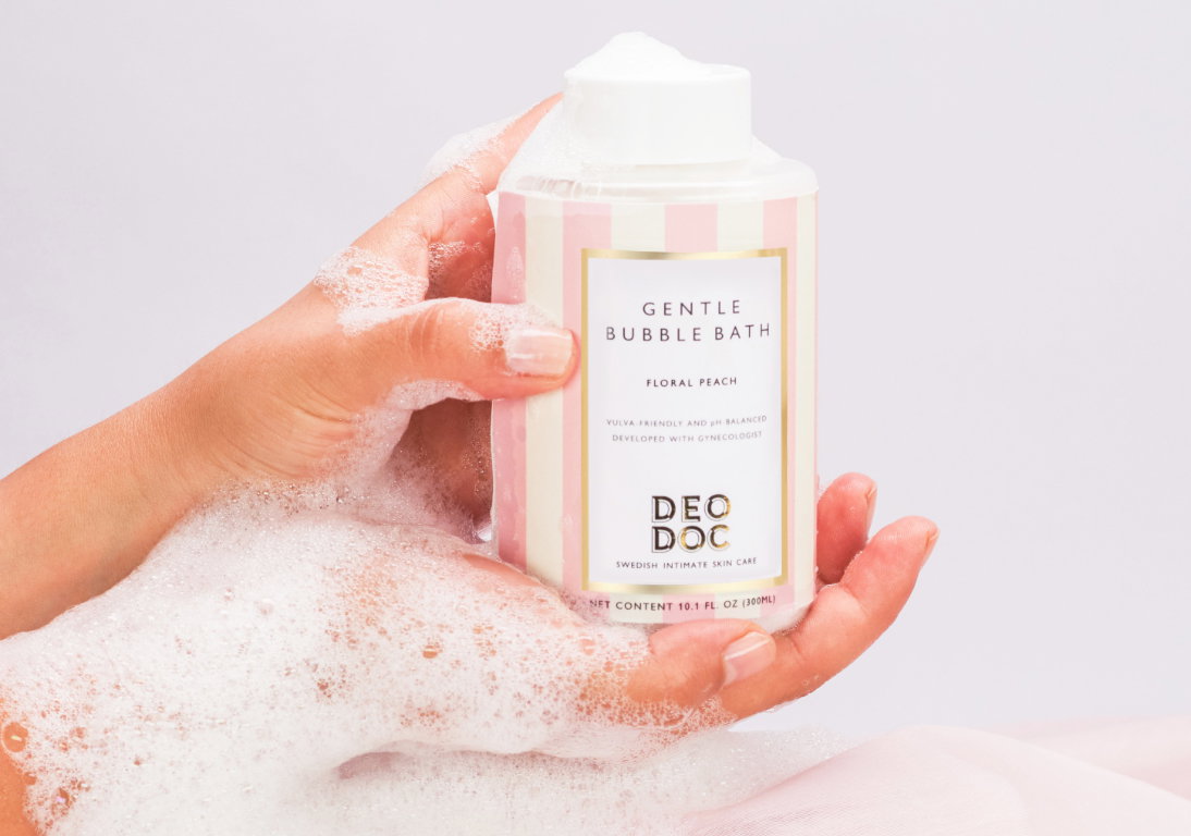 Vulva-freundliches Schaumbad von DeoDoc Das Gentle Bubble Bath von DeoDoc ist speziell auf die empfindliche pH-Balance des weiblichen Körpers ausgelegt. Es enthält keinerlei Zusatzstoffe, die die Scheidenflora aus der Balance bringen. Von Ärzten entwickelt beinhaltet die sanfte Formel Vitamin E, Sheabutteröl und Olivenöl, um die Haut zu nähren und zu befeuchten. Hier erhältlich für ca. 25 Euro