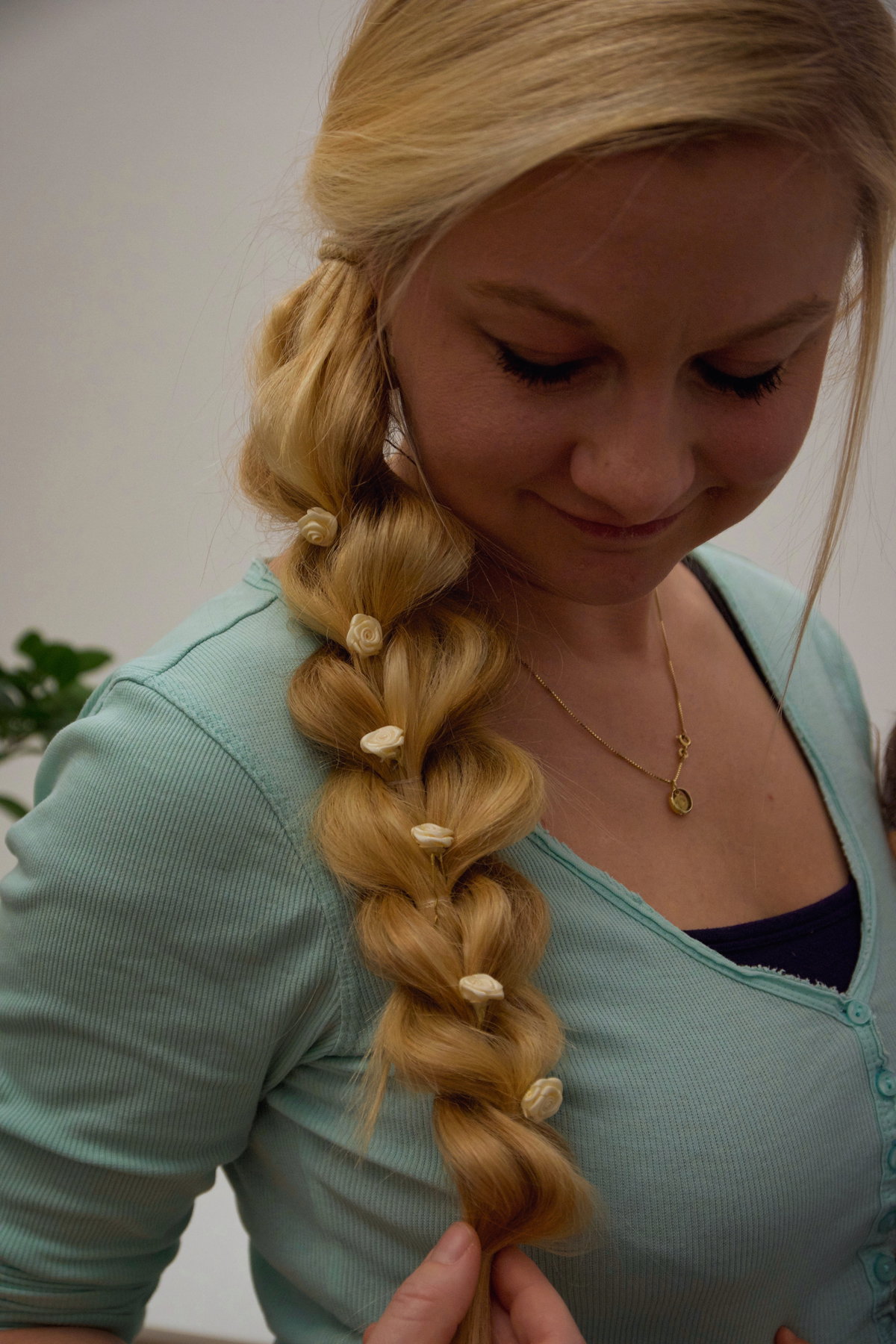 Flechtfrisur mit Accessoires