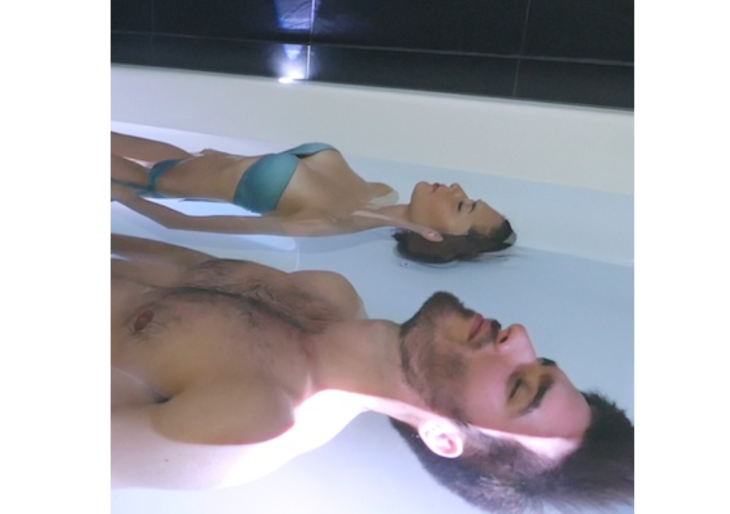 Gutschein für float Wer ganz dringend mal seine Seele baumeln lassen möchte, sollte unbedingt das sogenannte Floating bei float ausprobieren. Bei dieser Wellnessanwendung fühlen Sie sich schwerelos. Sie gleiten in ein Becken mit hohem Salzgehalt, sodass die Last Ihres Körpers für einige Zeit entfällt und Sie sich komplett entspannen können. Durch die konstante Temperatur von 34,8 Grad, die der Außenhauttemperatur entspricht, nehmen Sie keine Wärme oder Kälte wahr. In der schwerelosen Ruhe können Sie sich komplett fallen lassen.