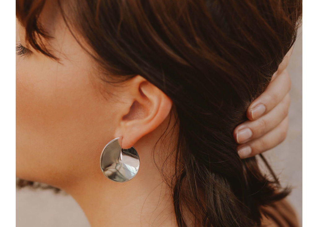 Gutschein für Madeleine Issing Instagramtauglicher Schmuck, der auch noch aus Deutschland kommt? Madeleine Issing trifft mit ihren eigenen Designs den Zeitgeist – clean, puristisch und geometrisch. Von Ringen über Armbänder bis hin zu Ketten und Ohrringen ist hier alles vertreten. Verschenken Sie mit einem Gutschein genau das richtige Schmuckstück.
