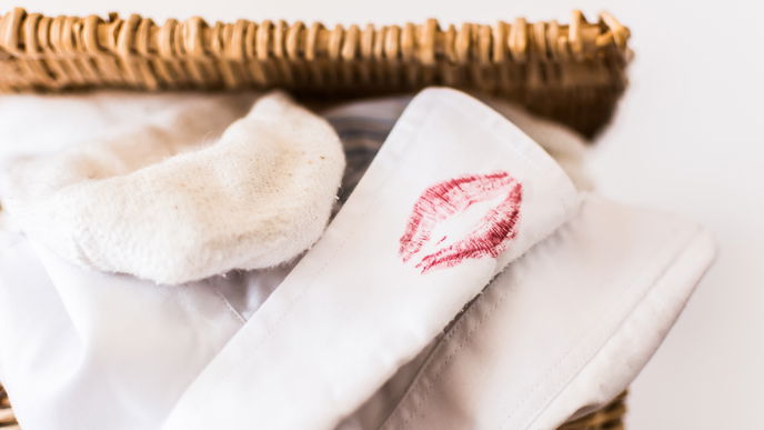 Lippenstift aus der Kleidung entfernen: Die besten Hausmittel und Tipps