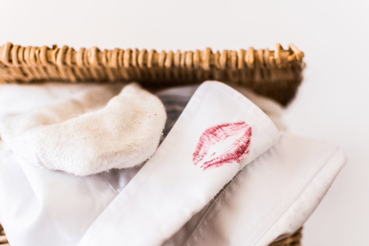 Lippenstiftfleck auf weißem Hemd
