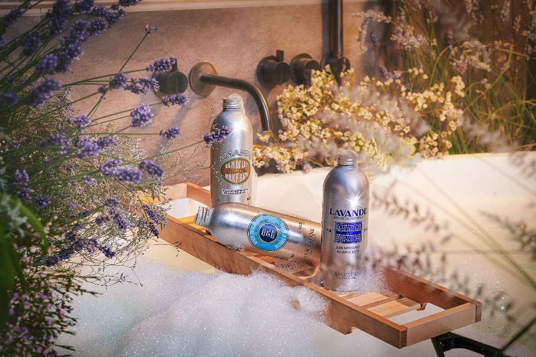 Badeprodukte von L'OCCITANE Die Neuheiten der Kosmetikmarke L'OCCITANE sind wahre Seelenstreichler: Die Schaum- und Milchbäder gibt es in den Sorten Sheabutter und Mandel. Sie verwöhnen uns mit Feuchtigkeit für ein seidig weiches Hautgefühl. Hier für etwa 25 Euro erhältlich >>