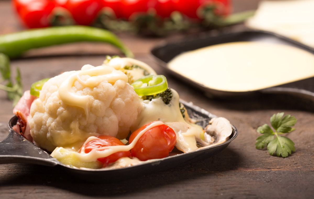 Raclette-Pfännchen mit Käse und Gemüse