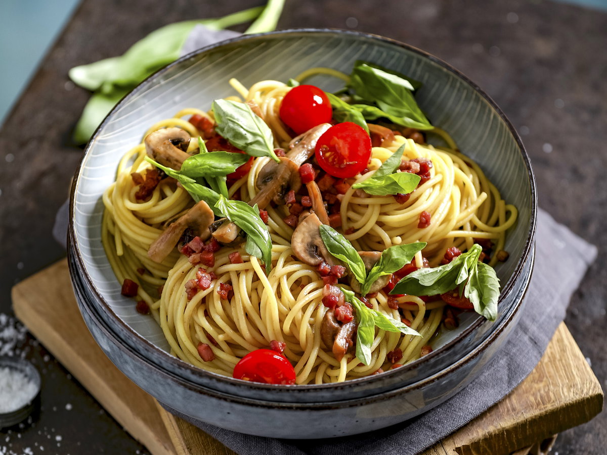 Spaghetti mit Speck, Champignons und Kirschtomaten