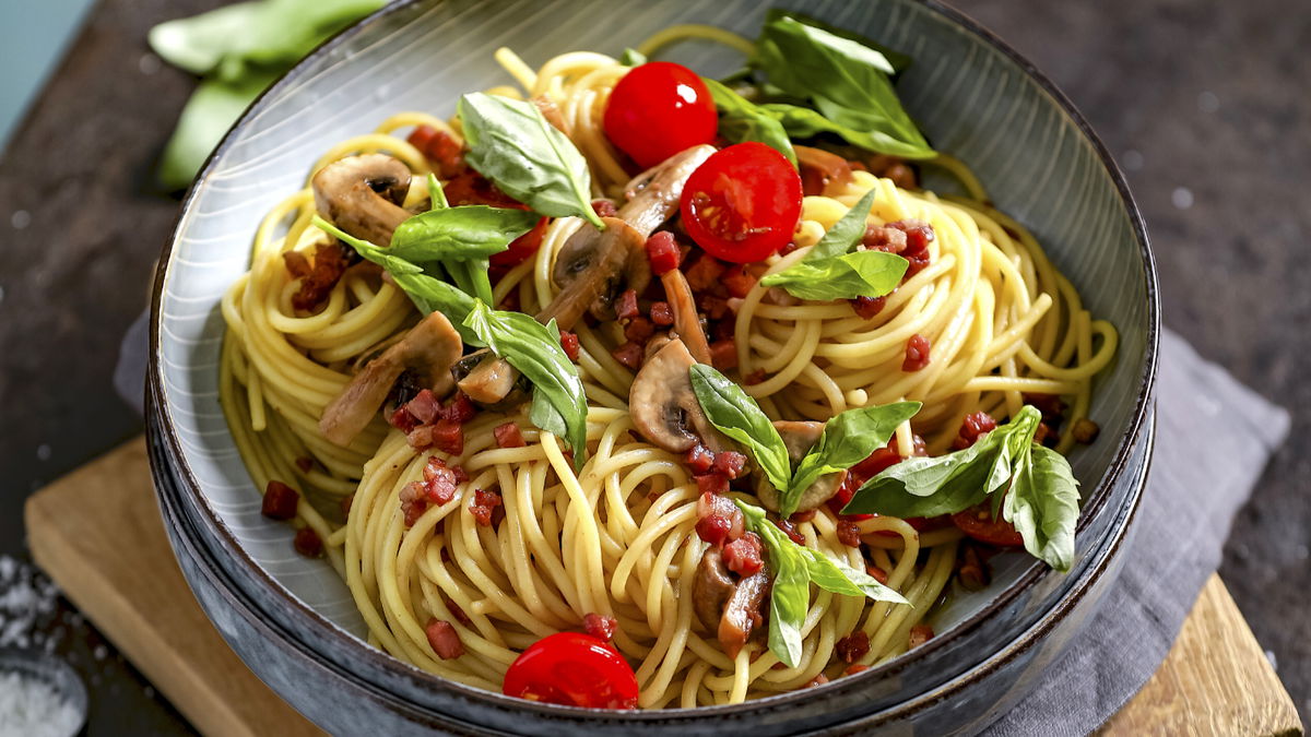 Schnelles Pasta-Rezept: Spaghetti mit Speck, Champignons und Kirschtomaten