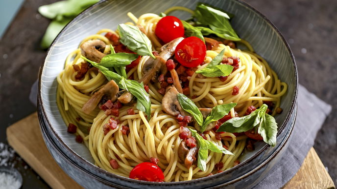 Schnelles Pasta-Rezept: Spaghetti mit Speck, Champignons und Kirschtomaten