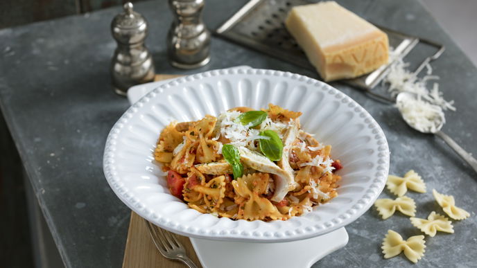 Schnelles Pasta-Rezept: Tomaten-Farfalle mit Hähnchenstreifen