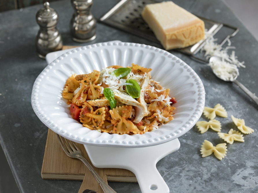 Tomaten-Farfalle mit Hähnchenbruststreifen