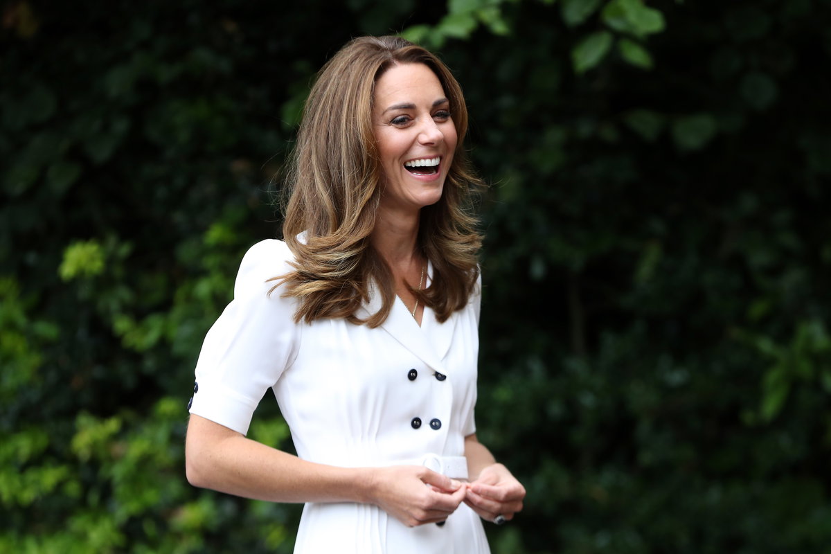 Herzogin Kate im weißen Sommerkleid
