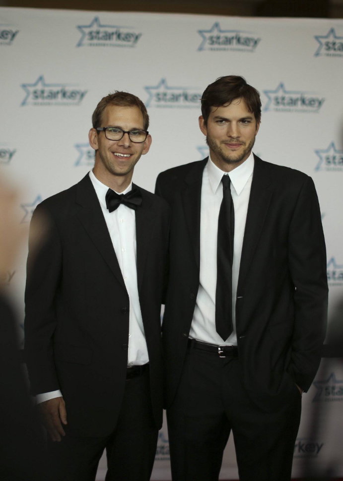 Ashton Kutcher ist ein weltbekannter Schauspieler. Zugegeben: Auf den ersten Blick sehen sich er und sein Bruder Michael gar nicht so ähnlich. Dieser leidet seit seinem dritten Lebensjahr unter zelebraler Kinderlähmung und setzt sich als Sprecher der Organisation „Reach out for the Stars” dafür ein, über die Krankheit aufzuklären.