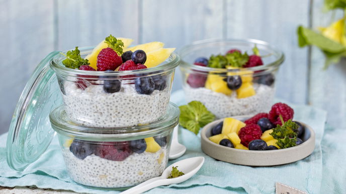 Chiapudding mit Joghurt, Mango und Beeren