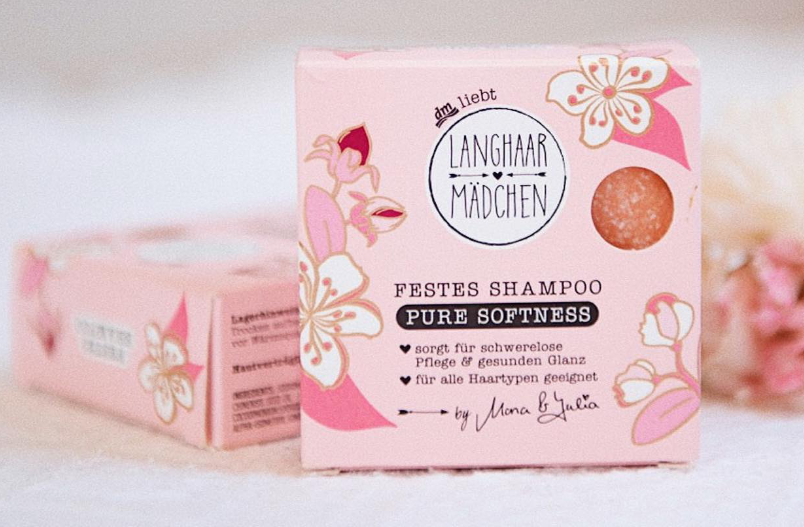 Das feste Shampoo „Pure Softness” von Langhaarmädchen lässt unsere Haarträume wahr werden: Die schwerelose Pflege aus Aprikosenkernöl und Jojobaöl sorgt für einen gesunden Glanz und splissfreie Längen. Dafür kommt es ganz ohne Silikone aus und ist auch noch vegan! Geeignet für alle Haartypen, erhältlich in allen dm-Filialen für nur 3,95 Euro.