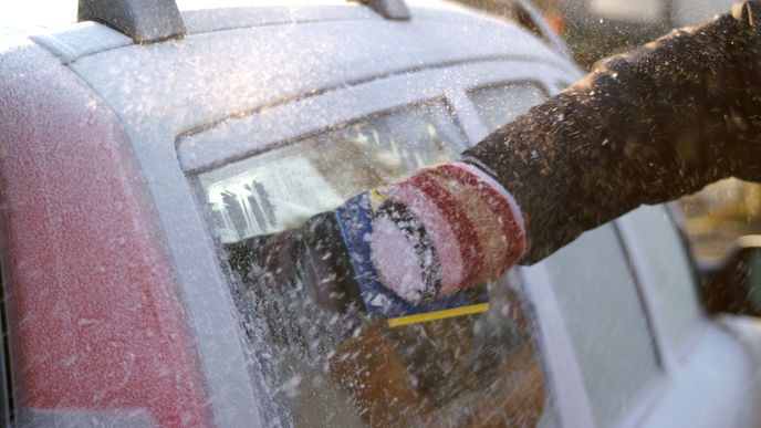 Eiskratzen ade: Mit diesem Trick werden Autoscheiben sofort eisfrei