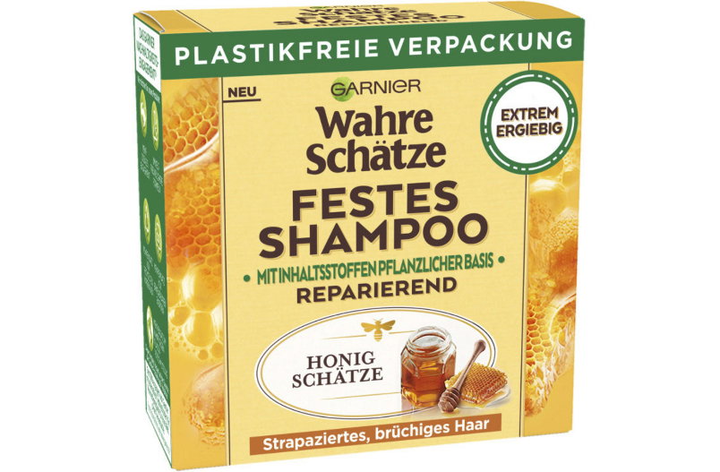 Unsere Lieblingsshampoos der Haarpflegelinie „Wahre Schätze” von Garnier sind auch in fester Form erhältlich. Zum Beispiel das „Honig Schätze” für geschmeidiges, glänzendes und Gesundes Haar. Für intensive Pflege sorgt Honig und Bienenwachs, geschädigtes Haar wird repariert und wieder aufgebaut. Die Formel ist zu 97 Prozent biologisch abbaubar und auch die Packung frei von Plastik. Erhältlich in allen gängigen Drogeriemärkten für 4,95 Euro.