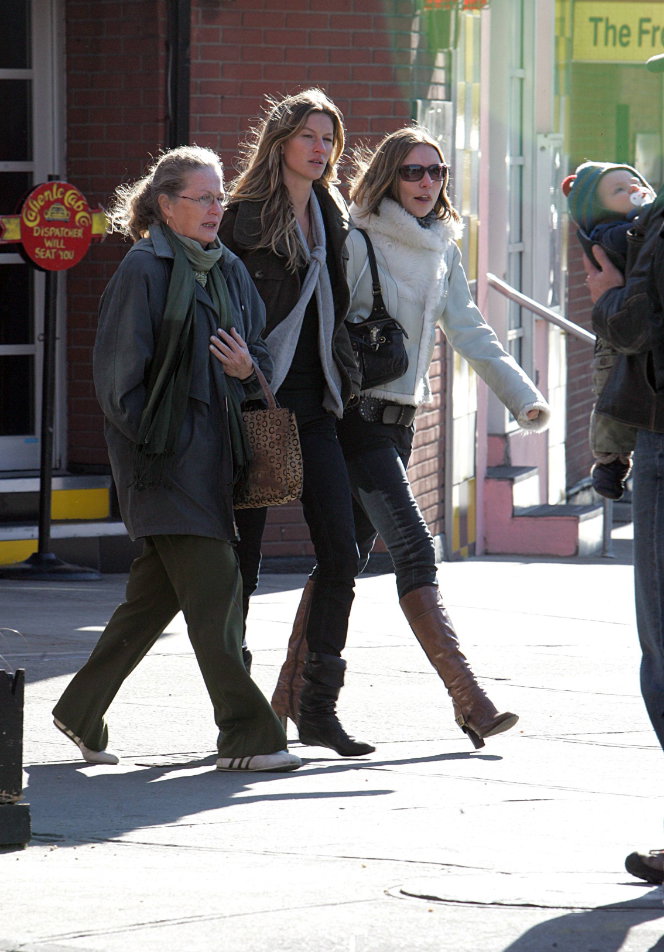 Auch Supermodel Gisele Bündchen wurde nicht allein geboren. Neben ihren 4 jüngeren Schwestern hat das brasilianische Model tatsächlich auch eine Zwillingsschwester! Und die Gene scheinen in der Familie zu liegen: Auch Zwillingsschwester Patricia , genannt Pat, kann sich sehen lassen.