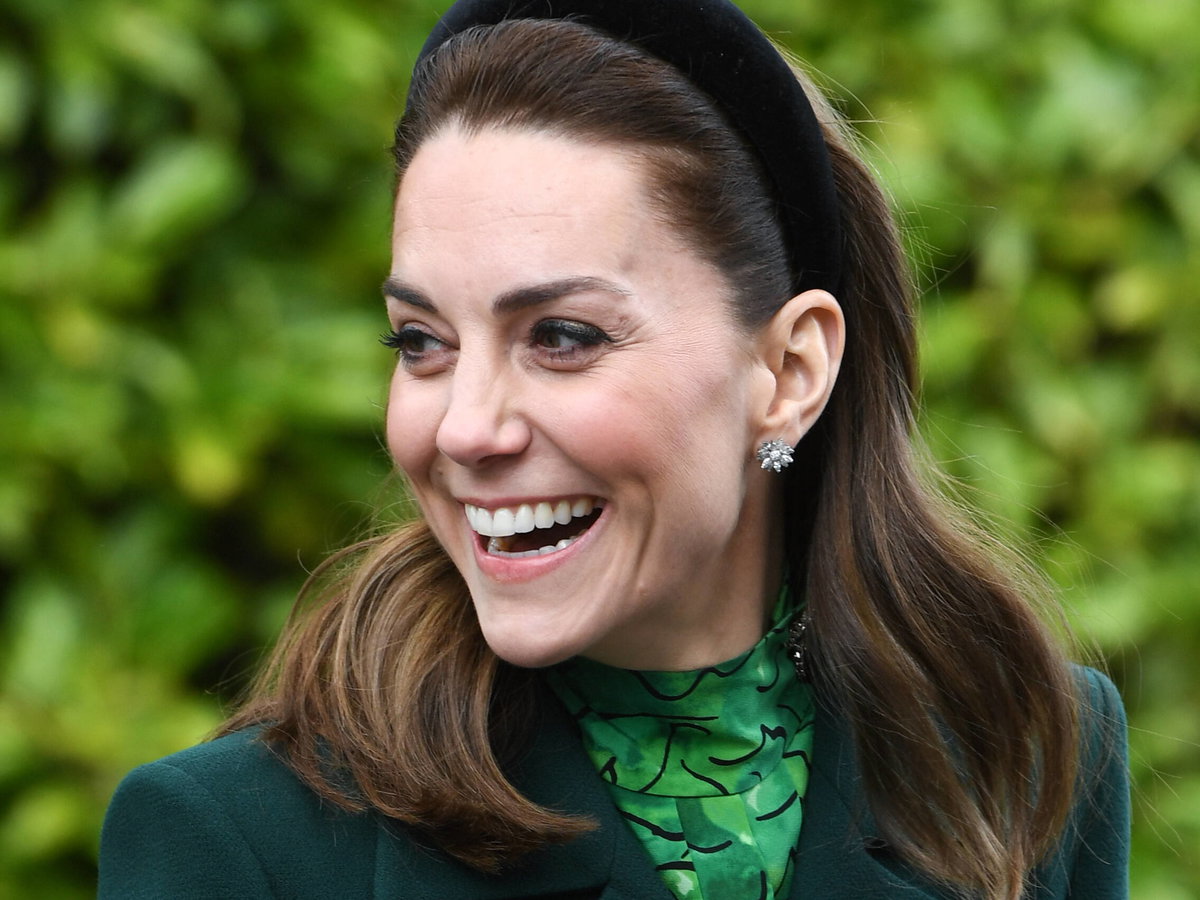 Kate mit Haarreif