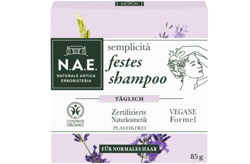 Selbst zertifizierte Naturkosmetik kann erschwinglich sein: Das feste Shampoo „Semplicità” von N.A.E. ist für nur 4,99 Euro in gängigen Drogerien erhältlich. Die Kombination aus Bio-Lavendel und Bio-Reis-Extrakten reinigt das Haar intensiv, pflegt und entwirrt. Für gesunde längen und einen seidigen Glanz. Das Shampoo ist dazu vegan und plastikfrei.