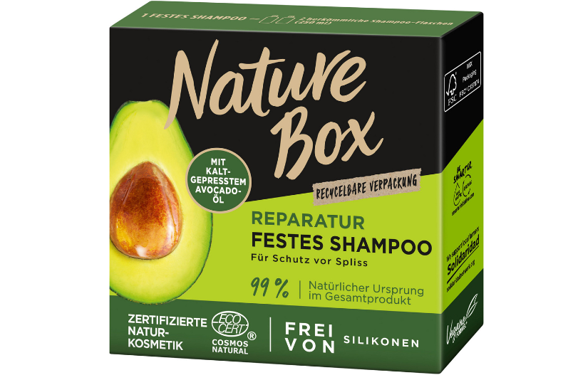 Das feste Shampoo „Reparatur mit Avocado-Öl" von Nature Box ist perfekt geeignet für alle, die sich eine gesundere Mähne wünschen. Spliss, brüchigen Strähnen und trockenen Längen wird hier der Kampf angesagt. Mit kaltgepresstem Avocado-Öl wird das Haar mit Feuchtigkeit versorgt, gestärkt und geglättet. Nature Box ist außerdem Eco-zertifiziert, frei von tierischen Inhaltsstoffen und Silikonen. Erhältlich in allen gängigen Drogerien für 4,25 Euro.