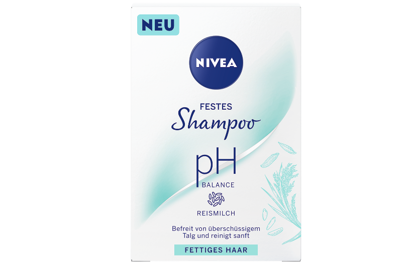 Auch für diejenigen unter uns, die mit schnell nachfettenden Ansätzen zu kämpfen haben, gibt es das passende feste Shampoo – zum Beispiel von Nivea . Die zu 98 Prozent biologisch abbaubare Formel macht den Nutzen noch nachhaltiger, denn das Shampoo ist frei von Silikonen und Mikroplastik. Die Reismilch reinigt unsere Kopfhaut sanft und befreit sie von überschüssigem Fett und Talg, ohne den pH-Wert aus der Balance zu bringen. Erhältlich in allen gängigen Drogeriemärkten für 4,95 Euro.