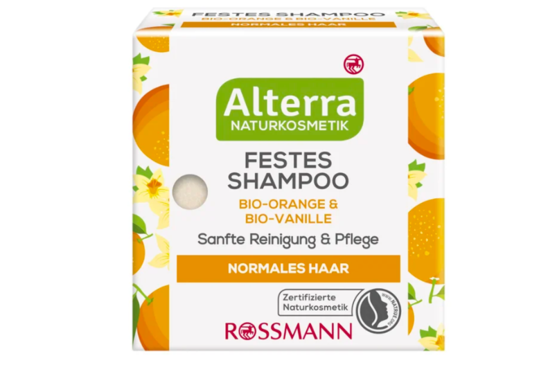 Das feste Shampoo „Bio-Orange & Bio-Vanille” von Alterra duftet nicht nur unglaublich gut, sondern reinigt unser Haar auch besonders sanft und schonend. Die Rezeptur ist, wie von Alterra gewohnt, zu 100 Prozent frei von Mikroplastik, naturkosmetikzertifiziert und vegan. Geeignet für den normalen Haartyp. Erhätllich bei Rossmann für 4,99 Euro.