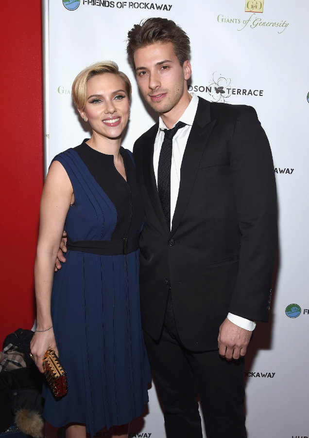 Scarlett Johansson kennen wir alle nur allzu gut! Doch sie hat überraschenderweise eine „bessere Hälfte”, die weniger bekannt ist: Zwillingsbruder Hunter ist drei Minuten älter und könnte sich optisch genauso gut im Rampenlicht zeigen. Beruflich setzt er sich jedoch mit seiner eigenen Firma „Solar Responders” für Solarzellen auf den Dächern von Feuerwehrstationen ein. Auch die Politik gehört zu seinen Leidenschaften: 2008 war er sogar Wahlkampagnenberater für Barack Obama.