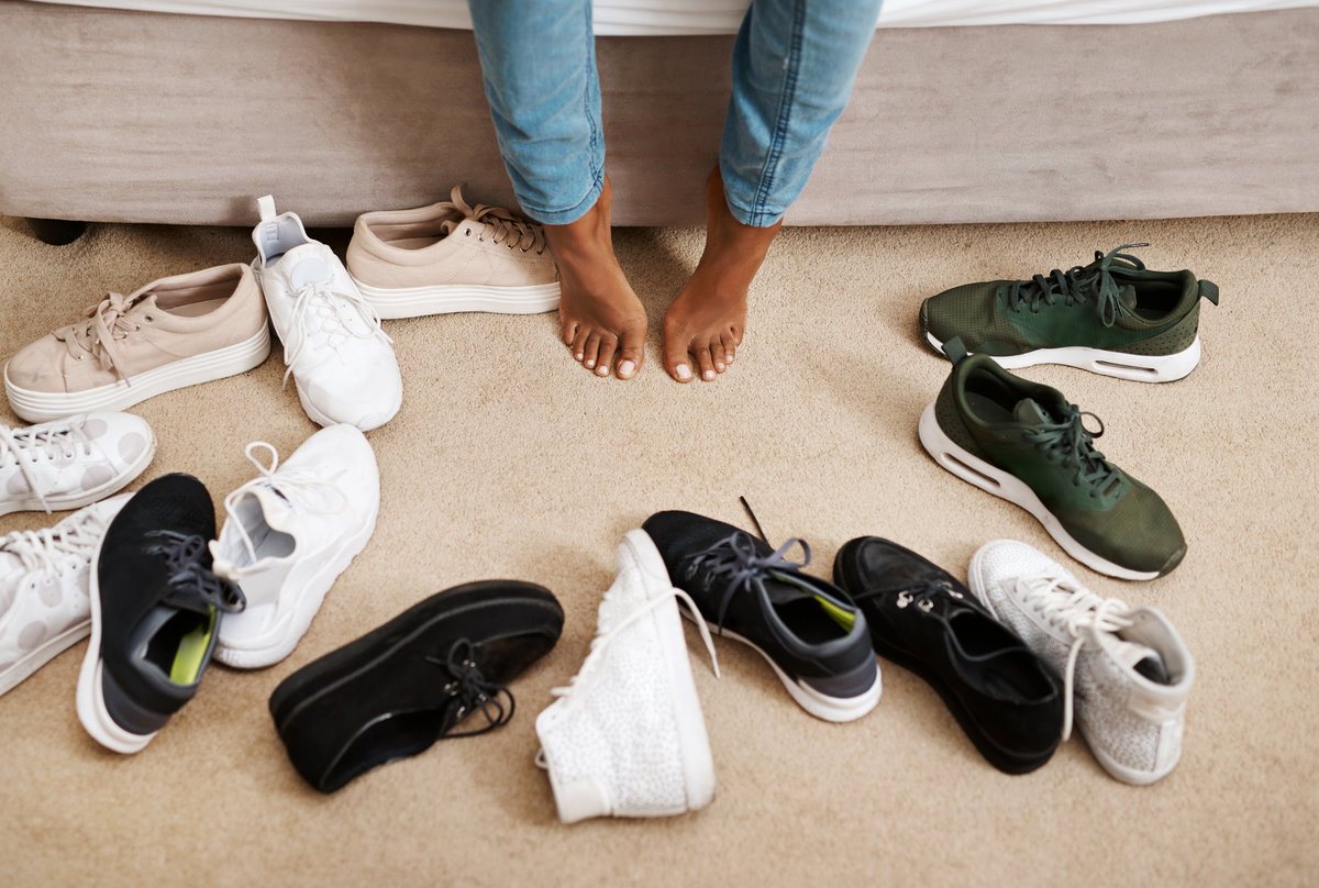 Viele Sneaker auf dem Boden