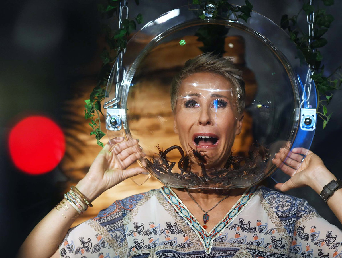 Sonja Zietlow mit Glaskugel