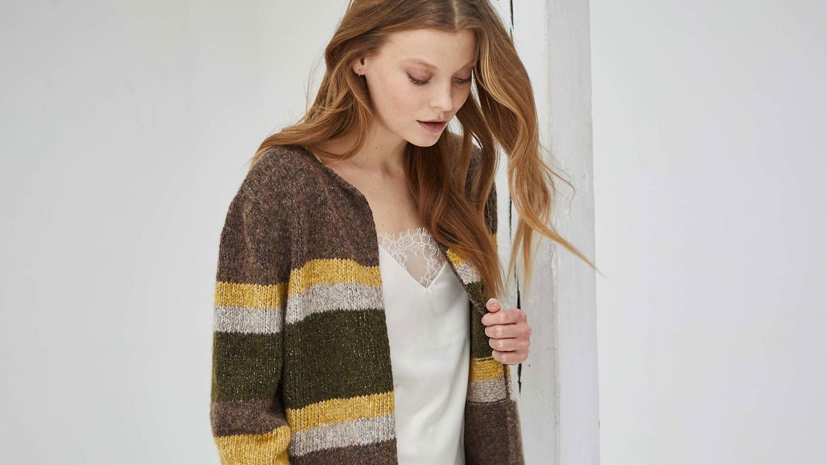 Strickanleitung: Kurze Strickjacke meliert mit Blockstreifen