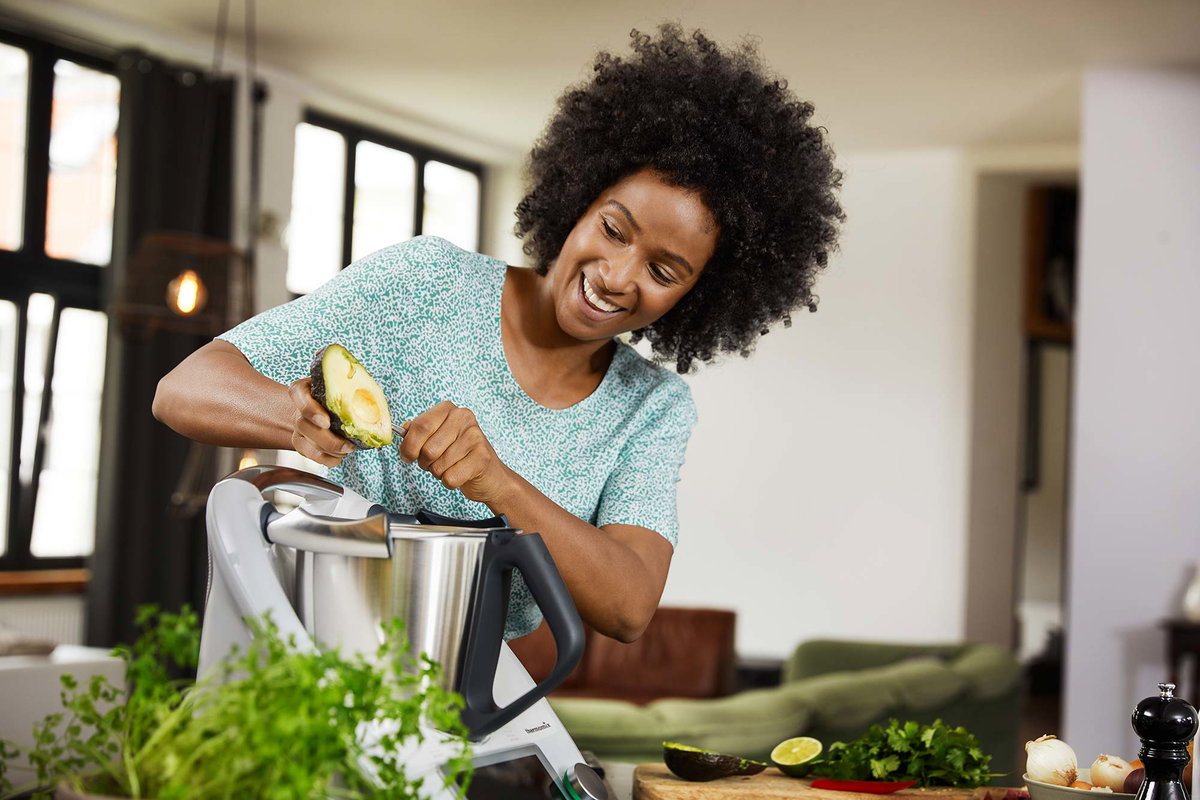 Frau kocht mit Thermomix
