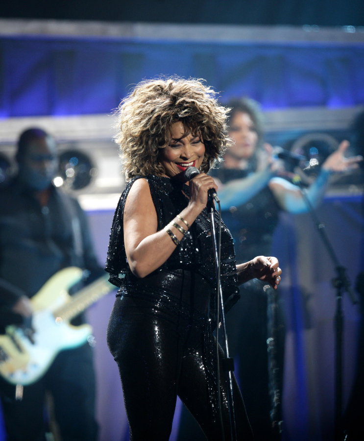 Tina Turner – eine Legende! Die in echt ganz anders heißt: Der wahre Nahme der berühmten Sängerin lautet Anna Mae Bullock , und ist von dem Künstlernamen überraschend weit entfernt.