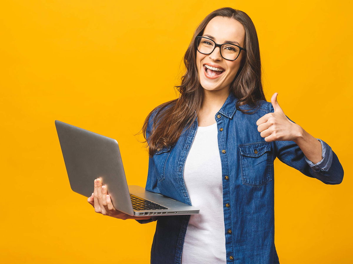 Glückliche Frau mit Laptop