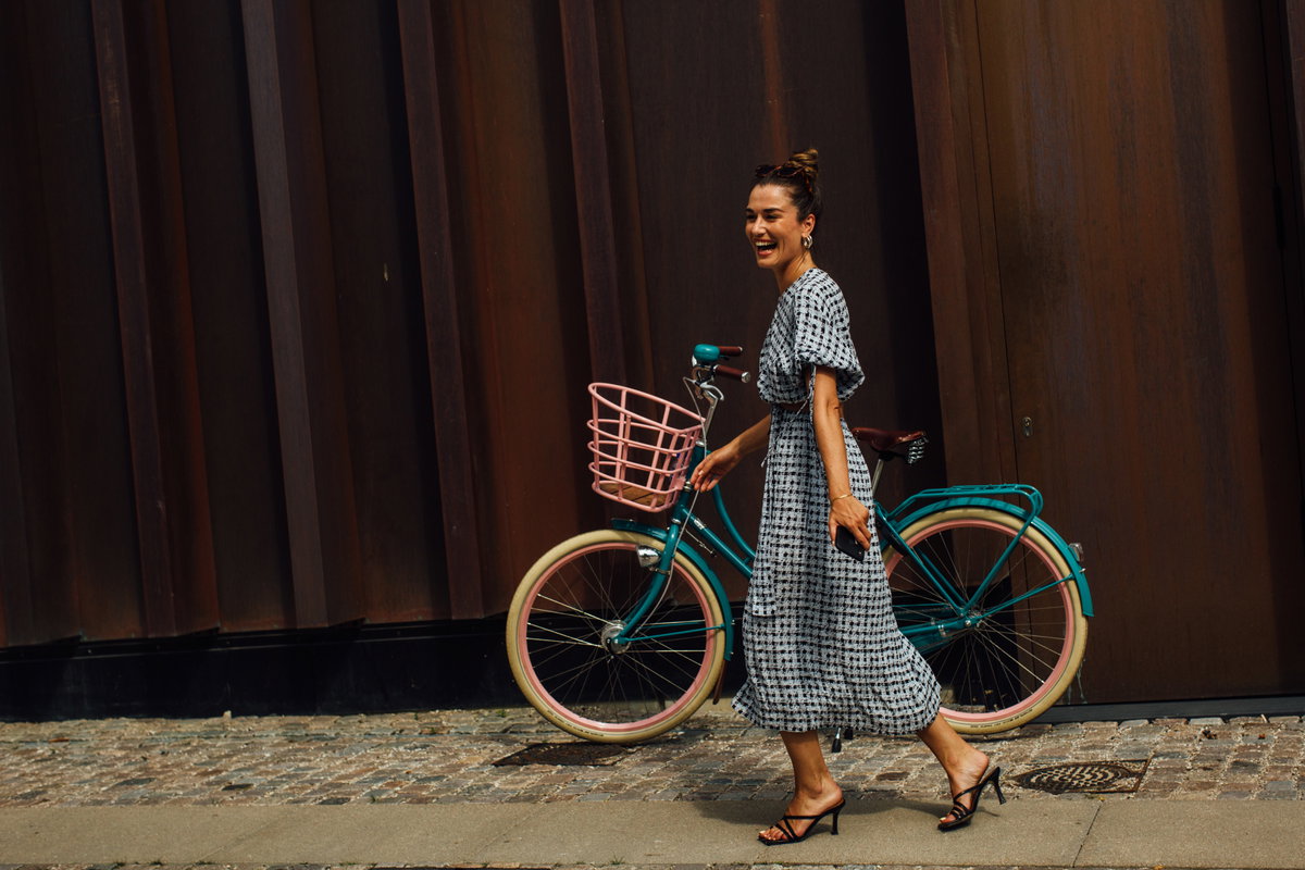 Frau mit langem Kleid und Fahrrad