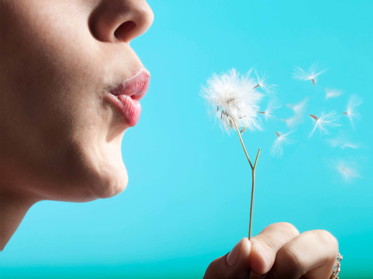 Frau mit Pusteblume