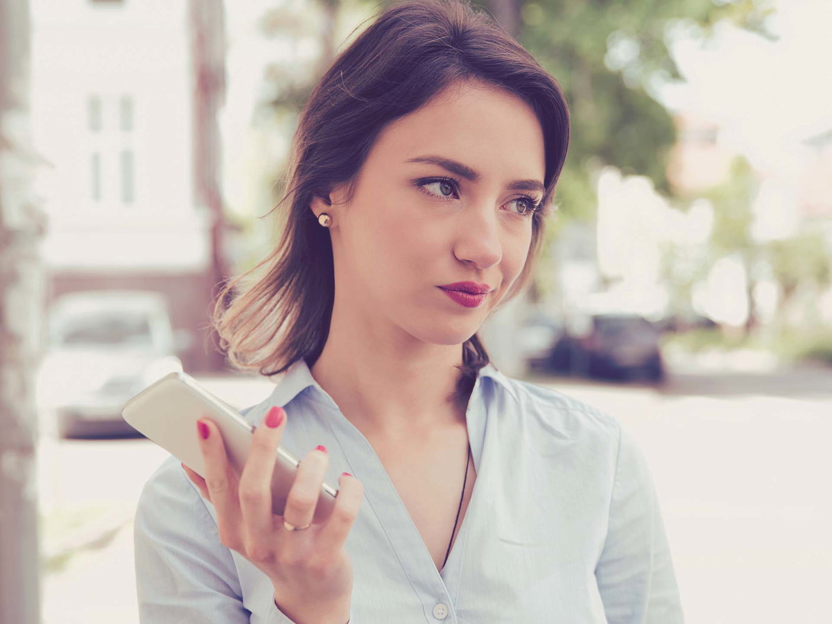 Genervte Frau mit Handy
