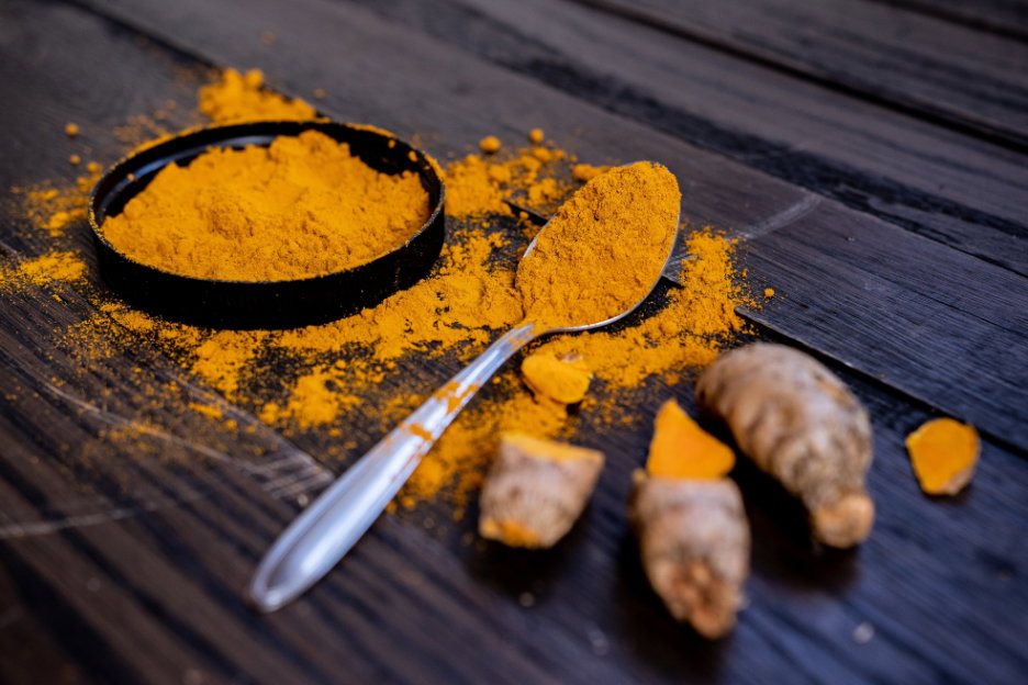 Kurkuma Das gelbe, exotische Gewürz ist bereits bekannt für seine entzündungshemmende Eigenschaft. Deshalb ist Kurkuma auch in Beauty-Produkten zur Bekämpfung von Hautunreinheiten oder Hautreizungen beliebt. So können Sie eine Kurkuma-Maske selber machen >> Neben seiner heilenden Wirkung kann die Wurzel aber noch mehr: Kurkuma unterstützt die Verdauung, regt den Abtransport von Giftstoffen im Körper an und kurbelt außerdem unseren Stoffwechsel an, wodurch es zum wahren Fatburner wird. Sogar die Entstehung von neuen Fettzellen soll Kurkuma hemmen können. Aus Kurkuma-Pulver lässt sich goldene Milch herstellen, oder Sie verfeinern indische oder asiatische Gerichte sowie Reis und Gemüse mit dem Gewürz. Oder Sie probieren mal Shakshuka, ein deftiges Nordafrikanisches Gericht >>
