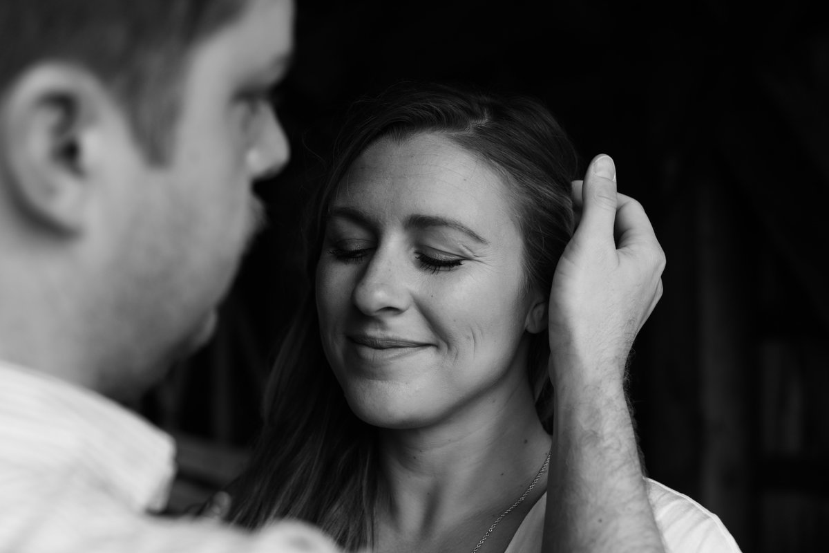 Stehen Sie zu Ihren Bedürfnissen Überlegen Sie sich ehrlich: Möchten Sie mehr mit Ihrem Partner sprechen? Oder sind Sie der bessere Zuhörer? Und was erwarten Sie in Sachen Kommunikation von Ihrem Ehepartner? Machen Sie sich Gedanken darüber und werden Sie sich darüber klar. Besprechen Sie das dann unmissverständlich mit Ihrem Partner! Ein Beispiel: Frauen, die sich darüber beschweren, dass Ihr Mann viel zu selten mit ihnen spricht, sehnen sich häufig eigentlich danach, dass der Ehemann richtig zuhört. Und zwar aufmerksam – nicht in ein Ohr rein und aus dem anderen wieder raus.