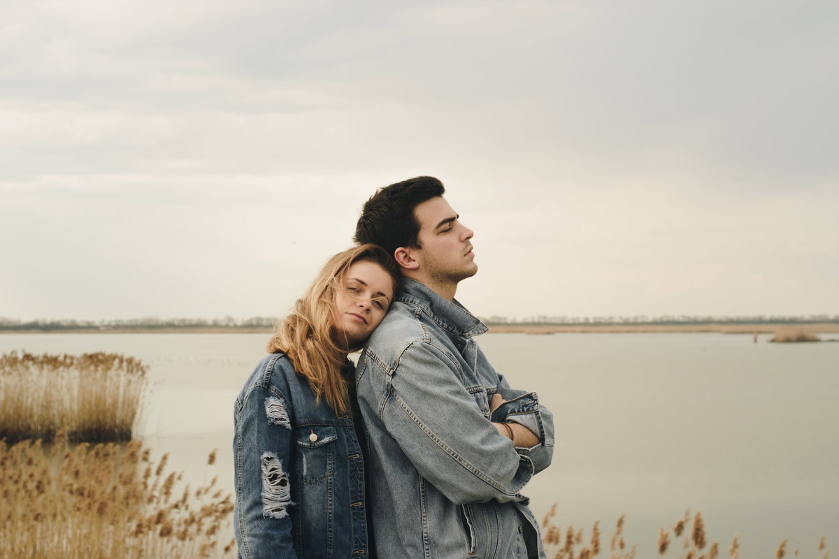 Niemand kann Gedanken lesen Von sich auf andere zu schließen, ist ein großer Fehler. Besonders Frauen und Männer haben hier häufig viel Potential für Missverständnisse. „Er könnte ja mal selber darauf kommen”, „Wie kann er nicht merken, dass…” oder „Sie wird es schon mitbekommen” – geht eigentlich immer schief. Vor allem, wenn sich auch noch Erwartungen an diese Annahmen anknüpfen, ist Stress vorprogrammiert. Auch, wenn wir uns wünschen, dass der Partner von selbst auf etwas kommt: Dass Sie so empfinden, muss erst einmal ausgesprochen werden. Kommunizieren Sie Ihre Wünsche und Erwartungen. Es ist mehr als unfair, einen Streit anzuzetteln, aufgrund von unerfüllter Erwartungen, von denen Ihr Partner gar keine Ahnung hatte. Geben Sie sich die Chance und sprechen Sie zuerst aus, wo Ihnen der Schuh drückt.