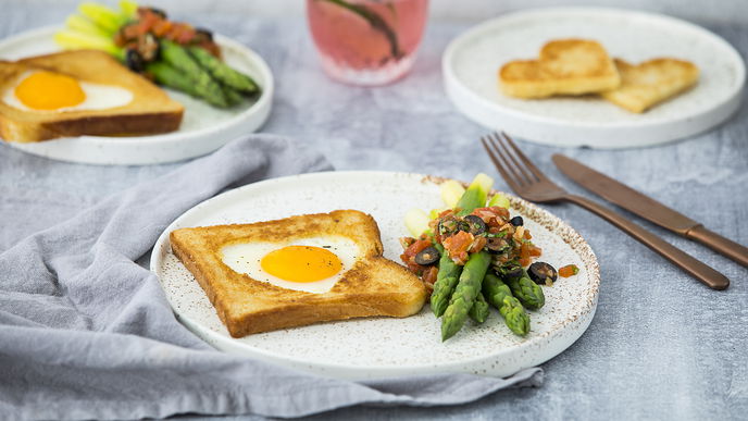 Rezept zum Valentinstag: Spiegeleier mit Spargel und geschmolzenen Tomaten